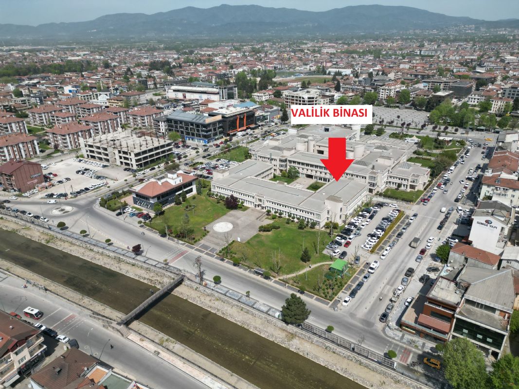 DÜZCEM MERKEZ VALİLİK YANINDA KOMPLE SATILIK BİNA