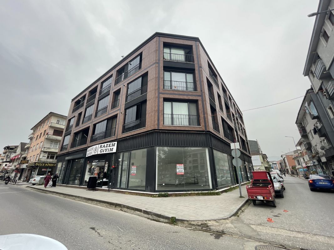 DÜZCE MERKEZ ŞEREFİYE DE ANA CADDE YAN CEPHE SATILIK DÜKKAN