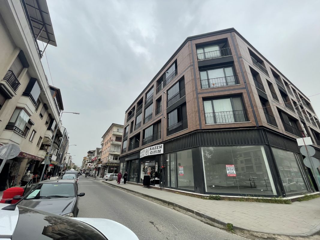DÜZCE MERKEZ ŞEREFİYE DE ANA CADDE YAN CEPHE SATILIK DÜKKAN