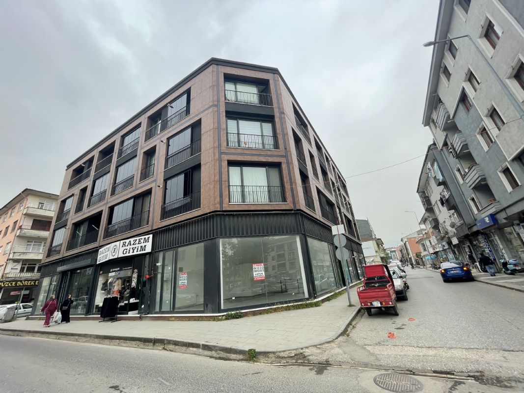 DÜZCE MERKEZ ŞEREFİYE DE ANA CADDE YAN CEPHE SATILIK DÜKKAN