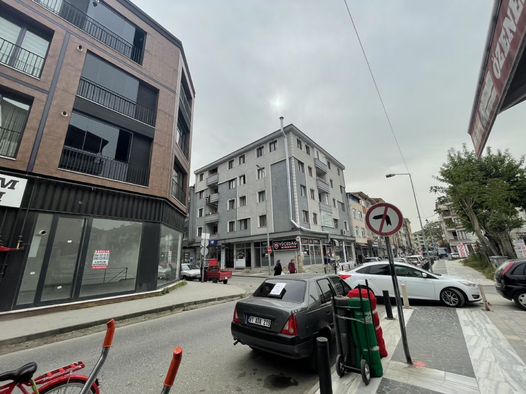 DÜZCE MERKEZ ŞEREFİYE DE ANA CADDE YAN CEPHE SATILIK DÜKKAN