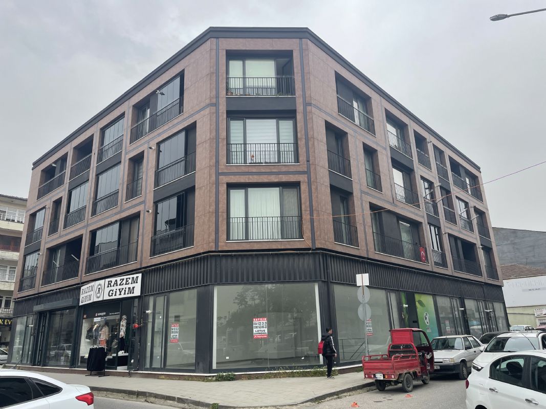 DÜZCE MERKEZ ŞEREFİYE DE ANA CADDE YAN CEPHE SATILIK DÜKKAN