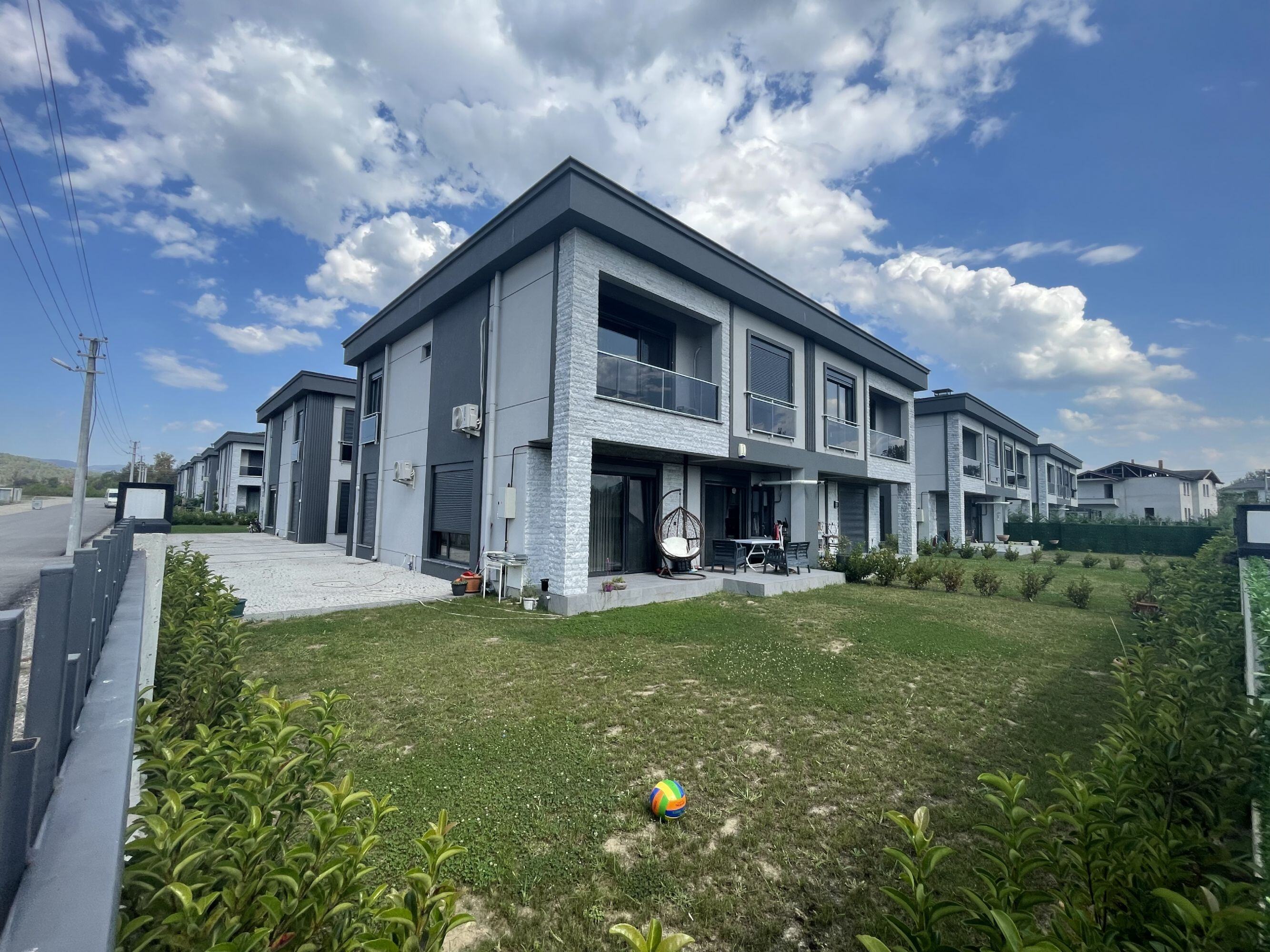 DÜZCE MERKEZ KUYUMCU HACIALİDE SATILIK KÖŞE 4+1 LÜX VİLLA