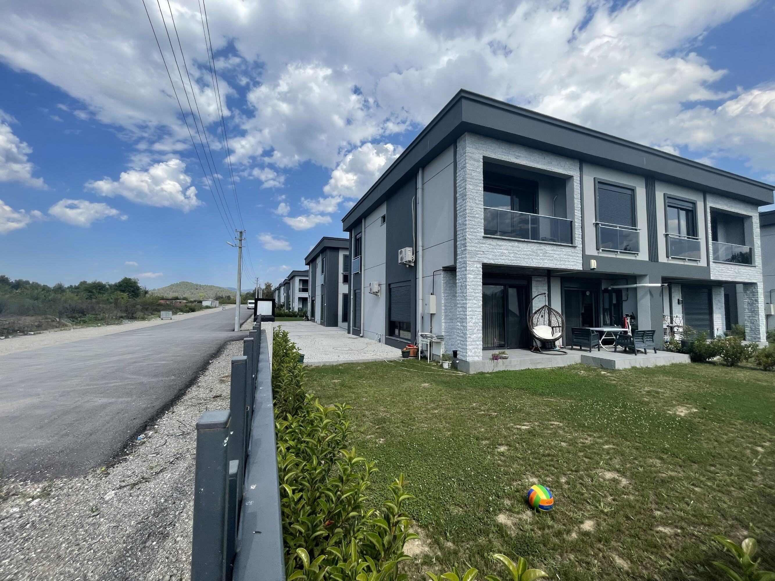 DÜZCE MERKEZ KUYUMCU HACIALİDE SATILIK KÖŞE 4+1 LÜX VİLLA