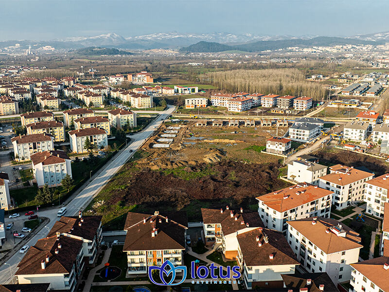 DÜZCE MERKEZ KOÇYAZIDA CADDE ÜZERİNDE İMARLI SATILIK ARSA