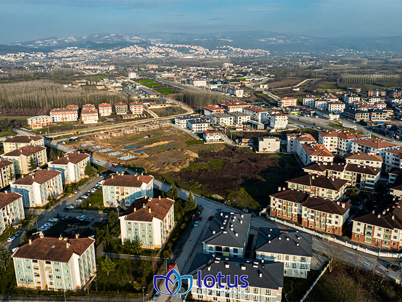 DÜZCE MERKEZ KOÇYAZIDA CADDE ÜZERİNDE İMARLI SATILIK ARSA