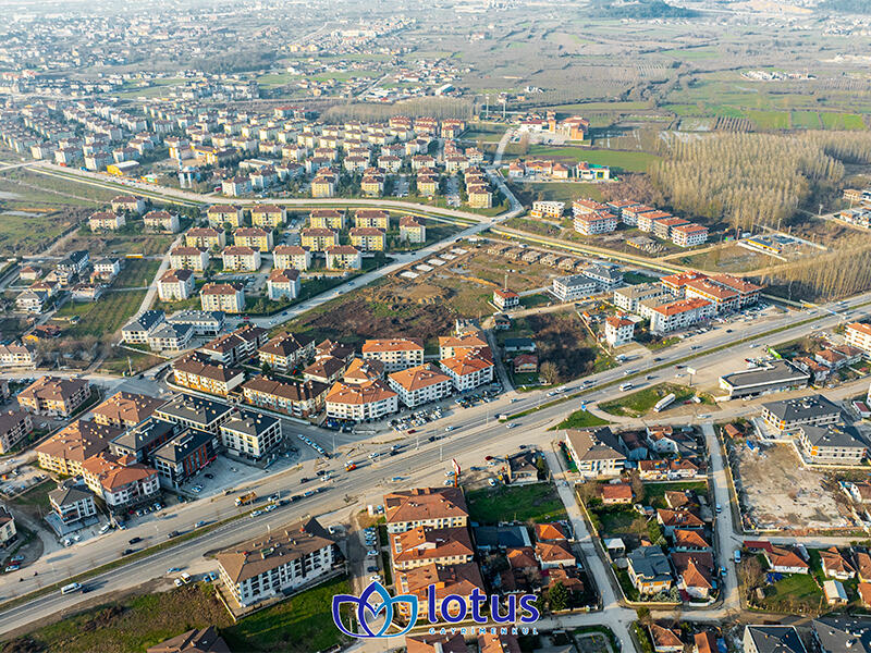 DÜZCE MERKEZ KOÇYAZIDA CADDE ÜZERİNDE İMARLI SATILIK ARSA