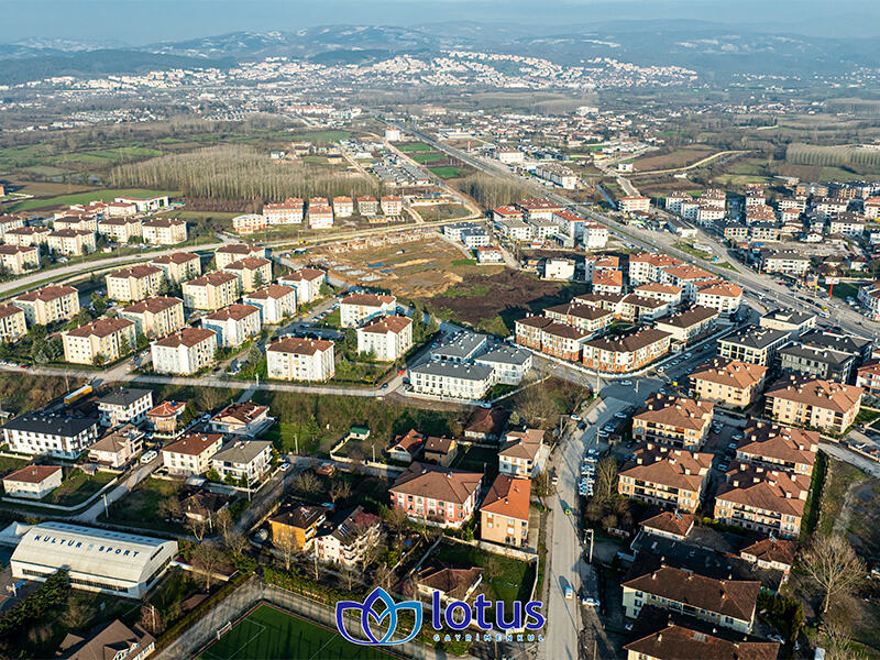 DÜZCE MERKEZ KOÇYAZIDA CADDE ÜZERİNDE İMARLI SATILIK ARSA