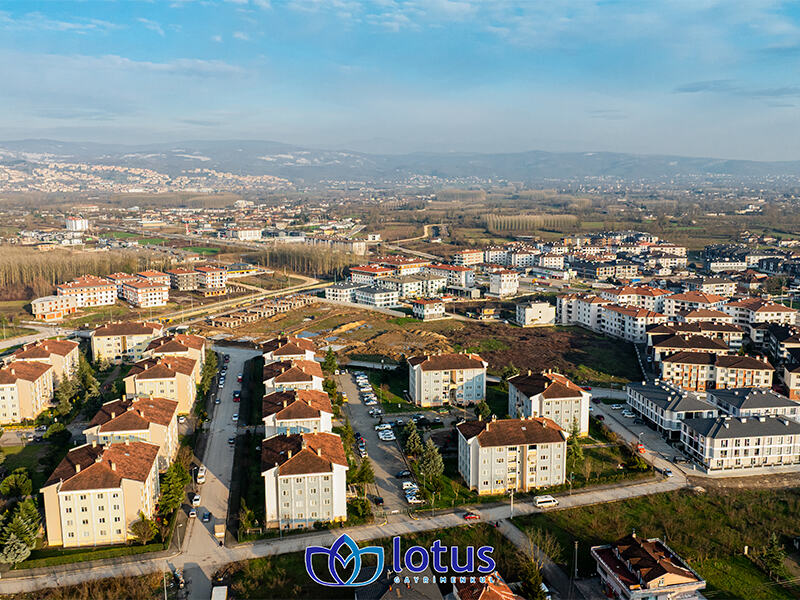 DÜZCE MERKEZ KOÇYAZIDA CADDE ÜZERİNDE İMARLI SATILIK ARSA
