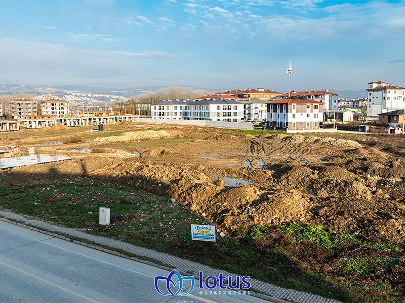 DÜZCE MERKEZ KOÇYAZIDA CADDE ÜZERİNDE İMARLI SATILIK ARSA