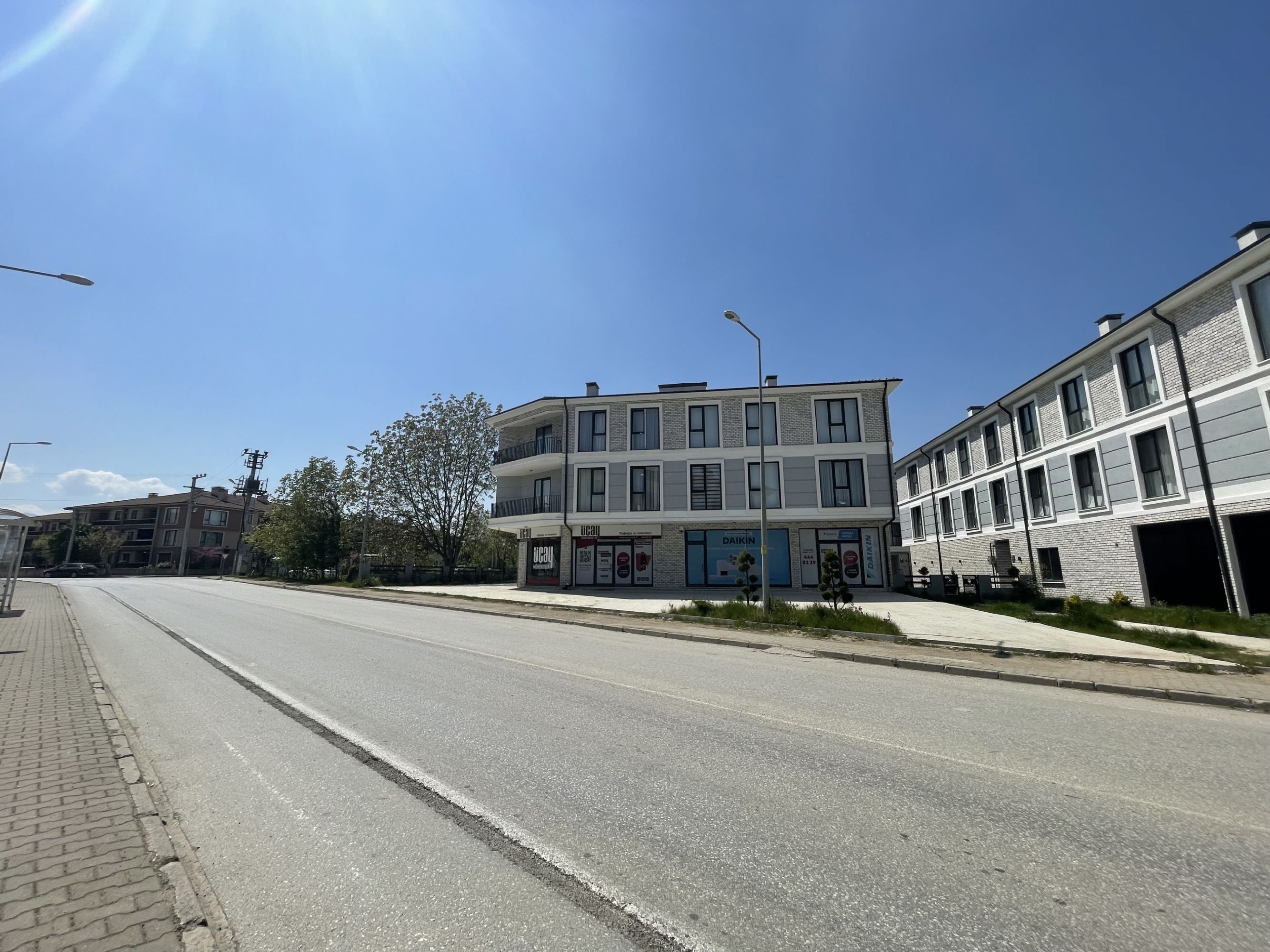 DÜZCE MERKEZ KOÇYAZI MAH CAD ÜSTÜNDE SATILIK DÜKKAN MAĞAZA