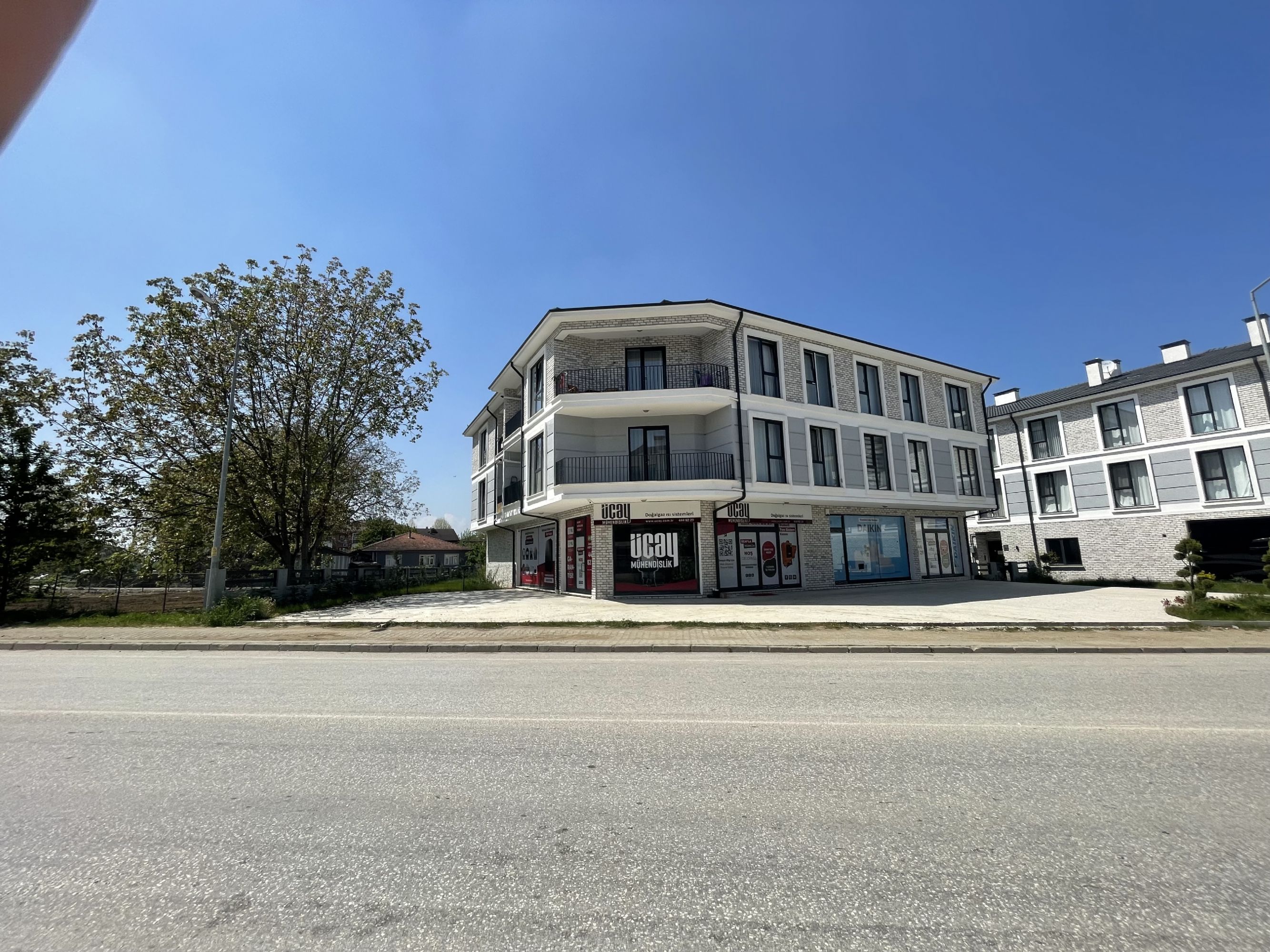 DÜZCE MERKEZ KOÇYAZI MAH CAD ÜSTÜNDE SATILIK DÜKKAN MAĞAZA