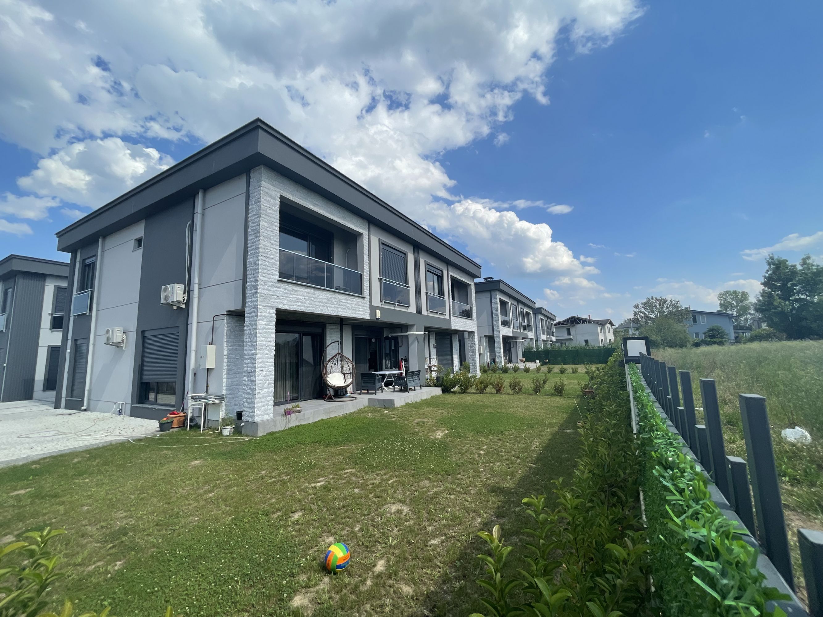 DÜZCE MERKEZ KUYUMCU HACIALİDE SATILIK KÖŞE 4+1 LÜX VİLLA