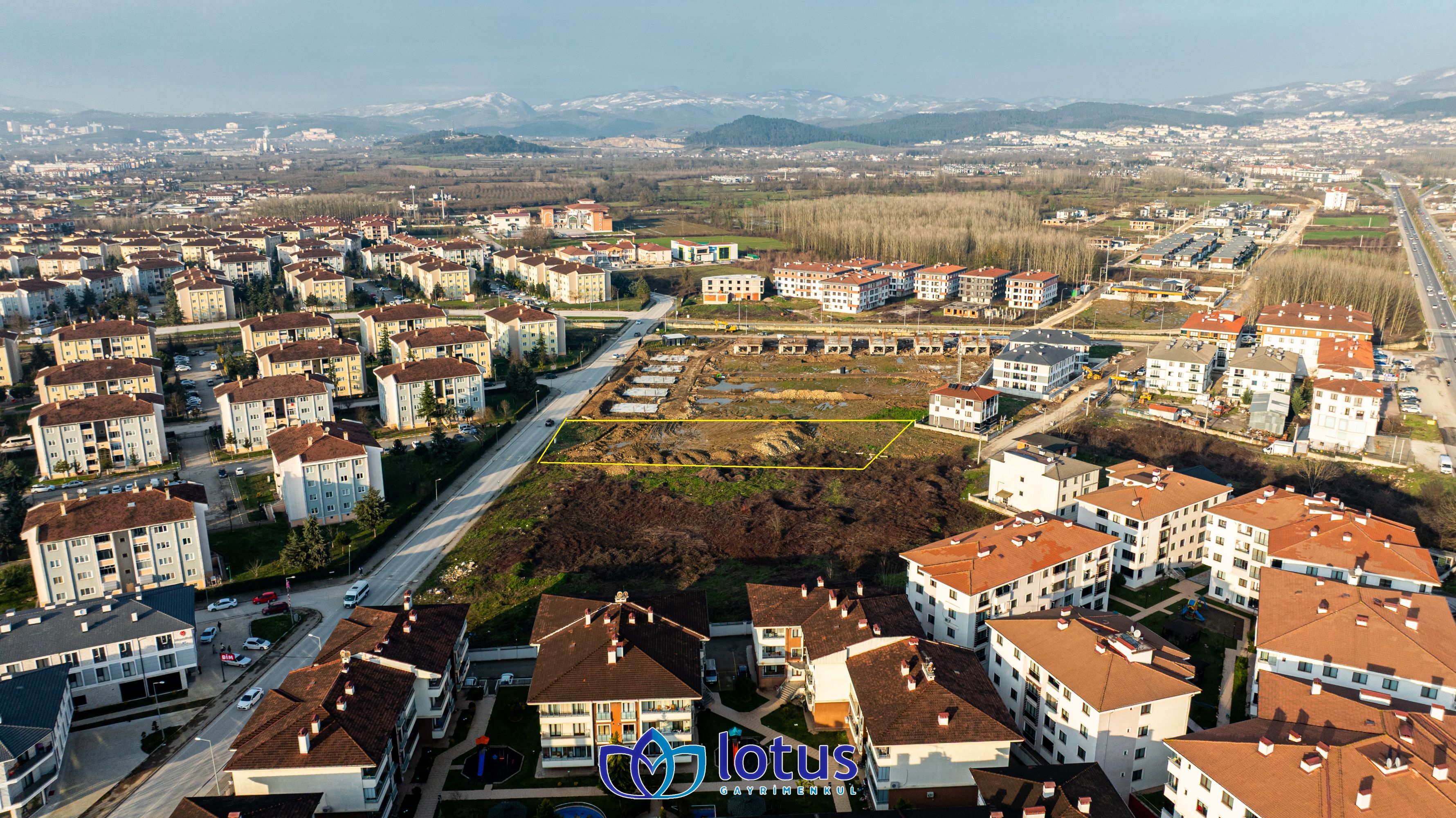 DÜZCE MERKEZ KOÇYAZIDA CADDE ÜZERİNDE İMARLI SATILIK ARSA