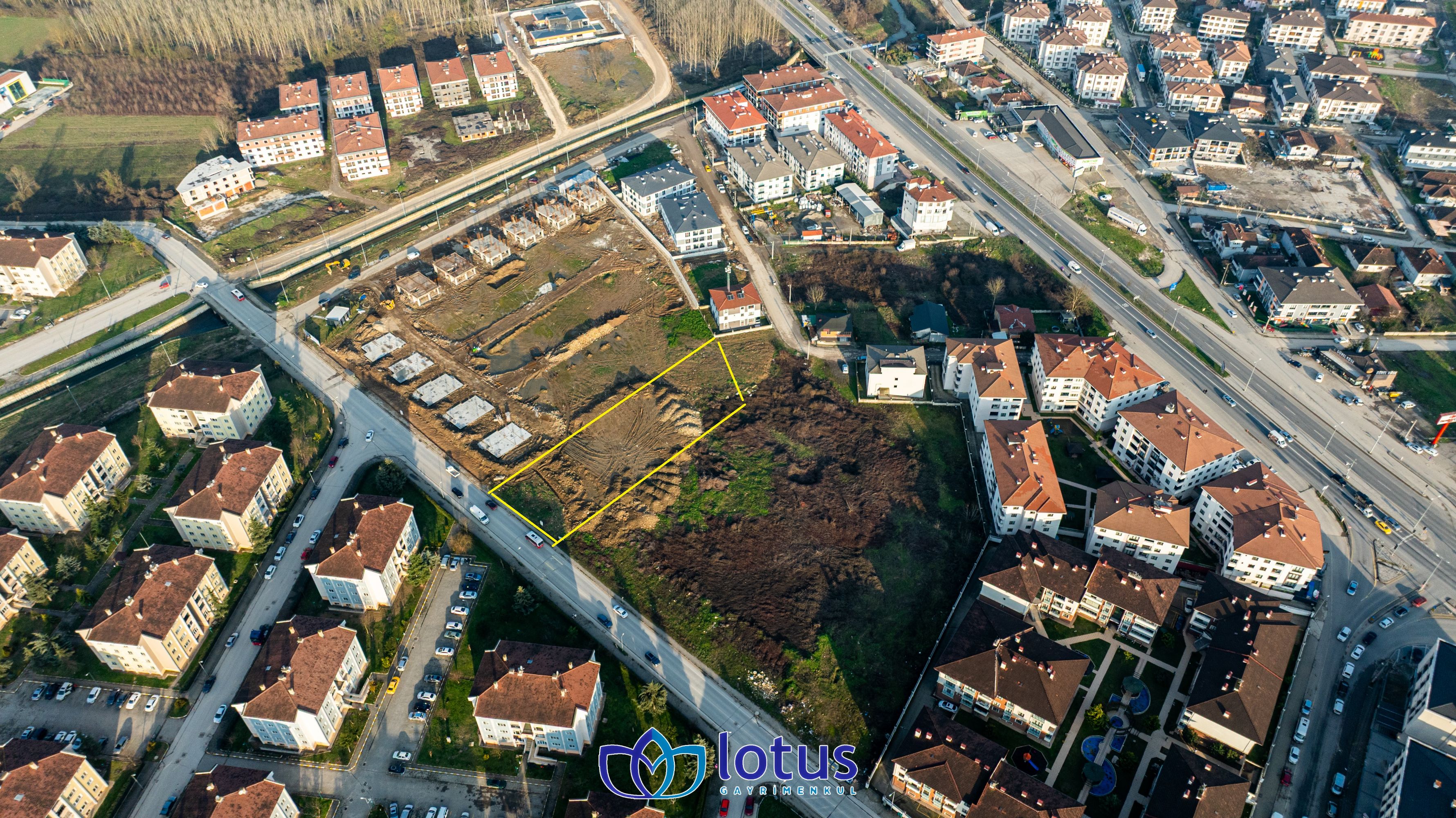 DÜZCE MERKEZ KOÇYAZIDA CADDE ÜZERİNDE İMARLI SATILIK ARSA