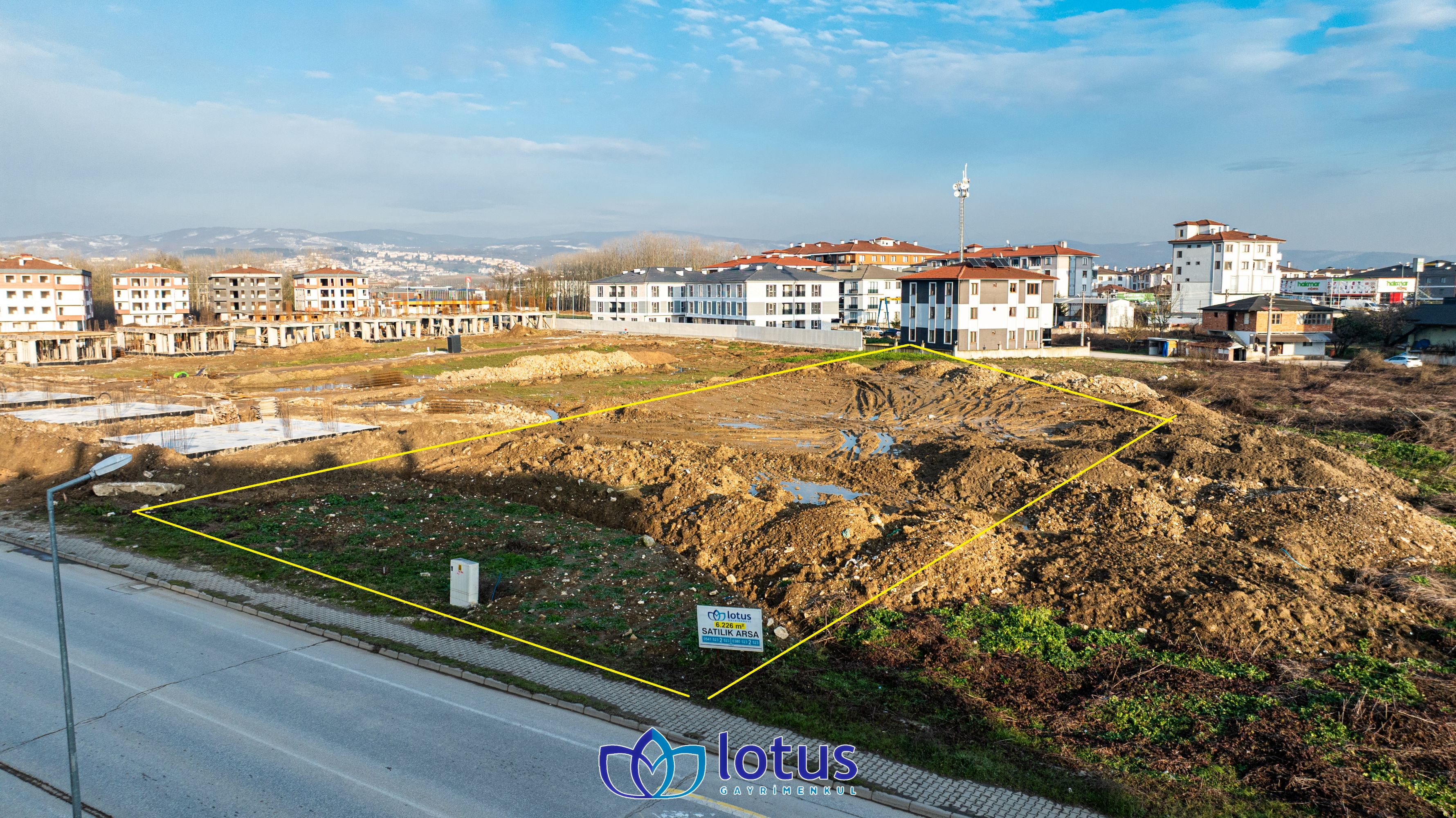 DÜZCE MERKEZ KOÇYAZIDA CADDE ÜZERİNDE İMARLI SATILIK ARSA