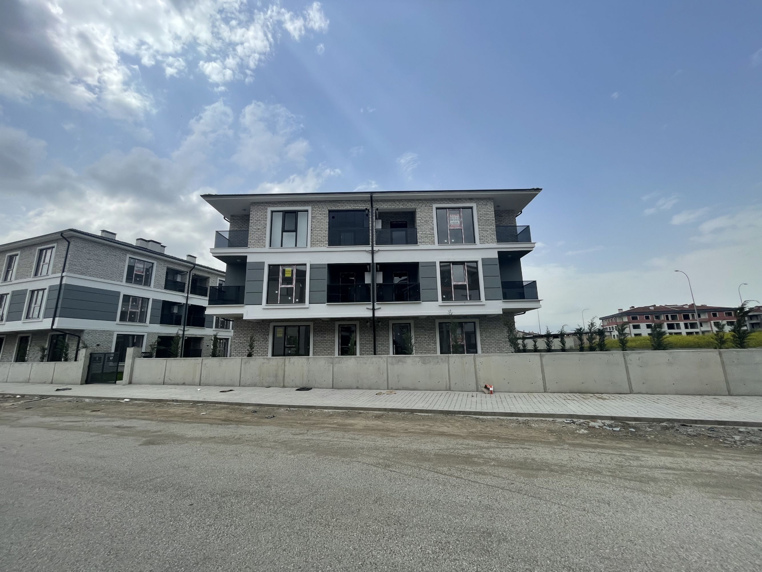 DÜZCE MERKEZ KOÇYAZI MAH SATILIK GENİŞ ARA KAT 2+1 DAİRE