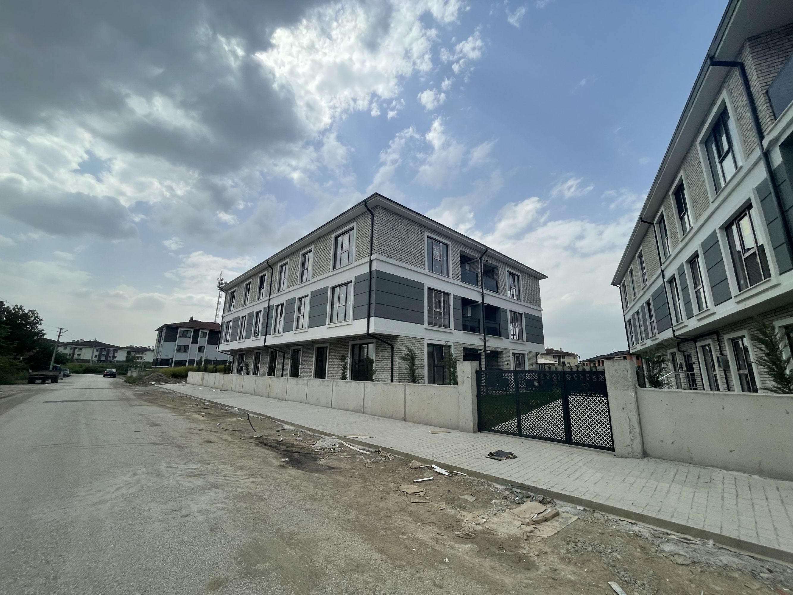 DÜZCE MERKEZ KOÇYAZI MAH SATILIK GENİŞ ARA KAT 2+1 DAİRE