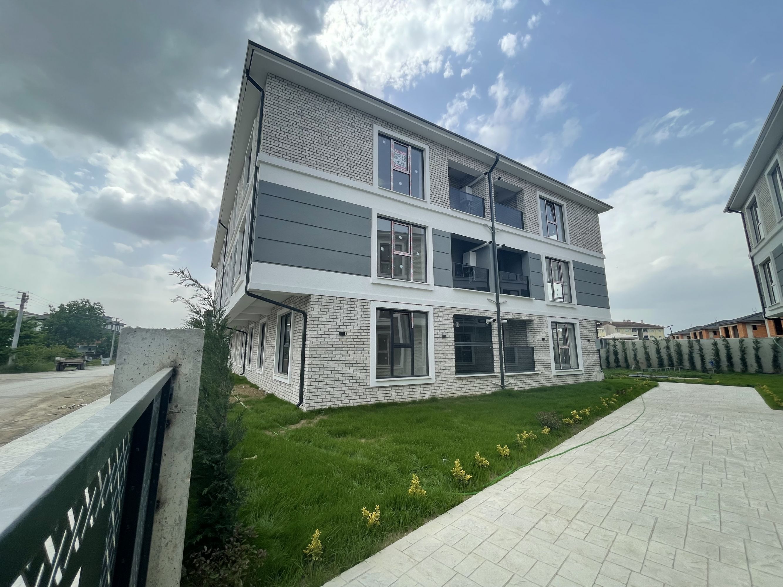 DÜZCE MERKEZ KOÇYAZI MAH SATILIK GENİŞ ARA KAT 2+1 DAİRE