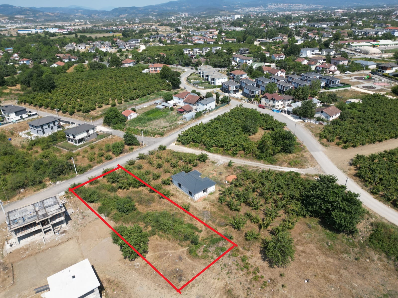 DÜZCE MERKEZ SAREYYERİ MAH SATILIK İMARLI VİLLALIK ARSA