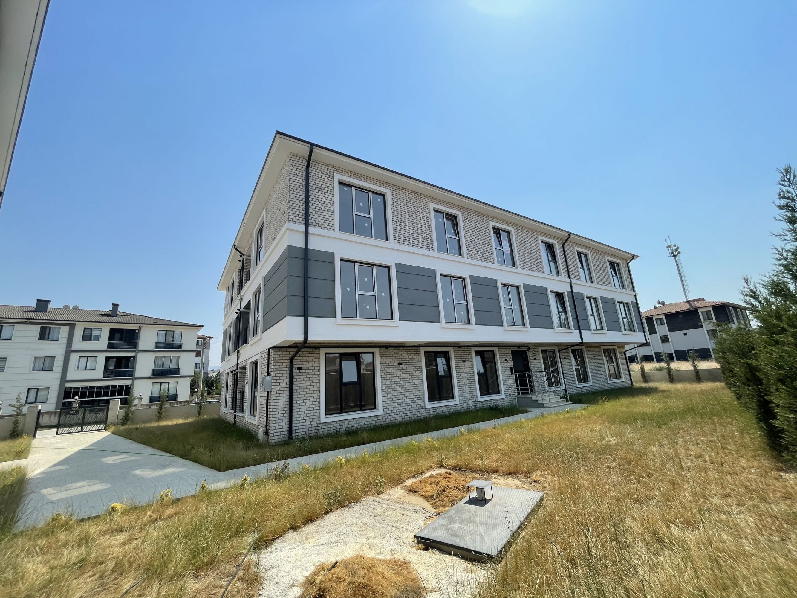 DÜZCE MERKEZ KOÇYAZI MAH SATILIK GENİŞ ARA KAT 2+1 DAİRE