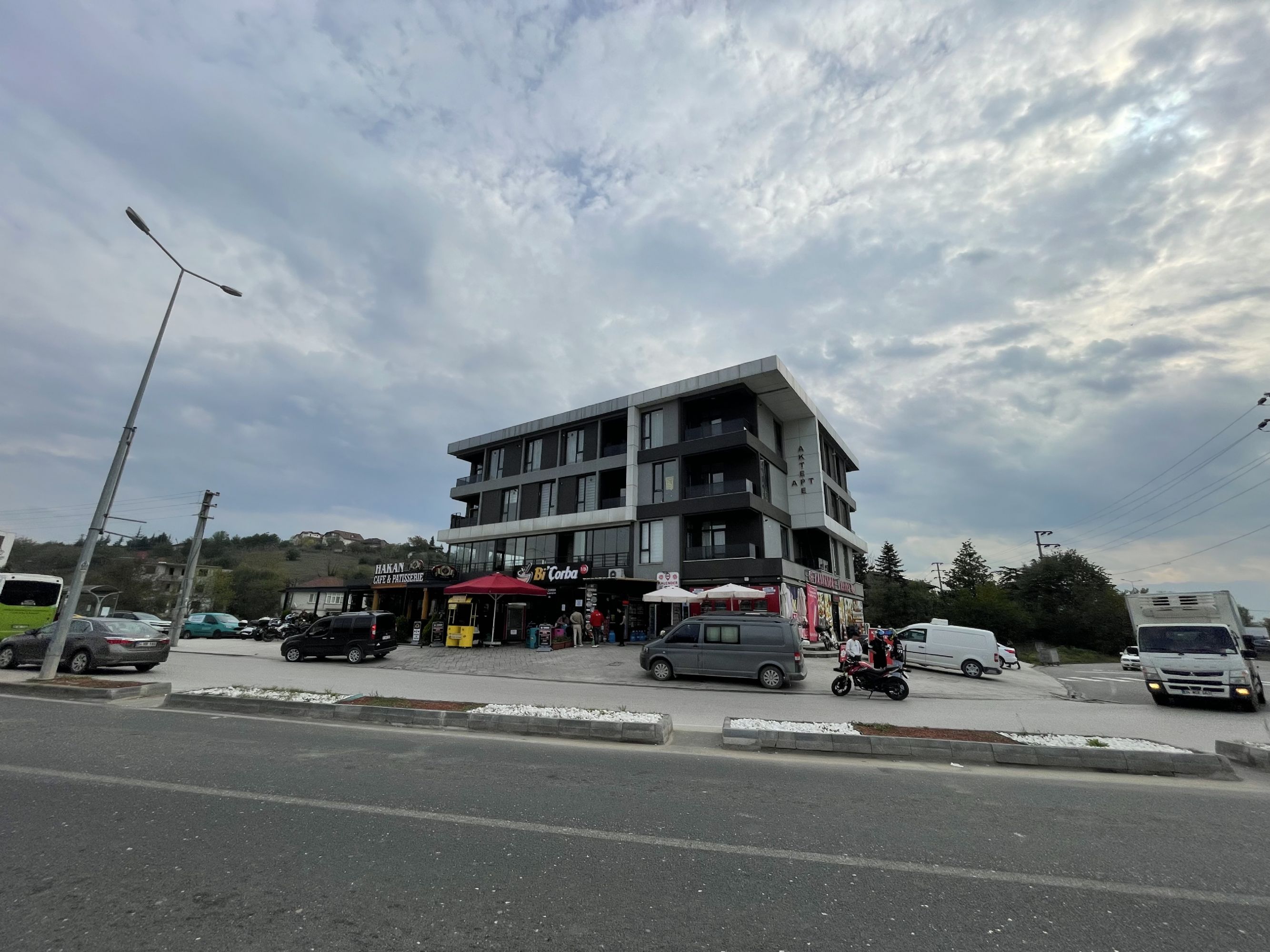DÜZCE MERKE KONURALP DE ÜNİVERSİTE SAPAĞI GİRİŞİ SATILIK 1+1